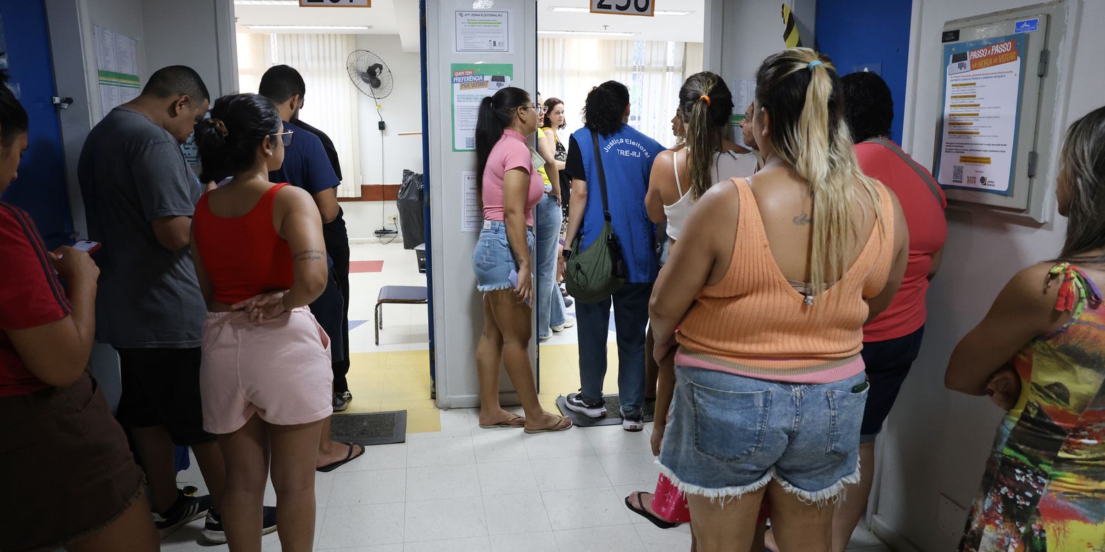 Foto: Moradores da Maré se mobilizam para divulgar locais de votação